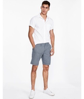 Look alla moda per uomo: Camicia a maniche corte bianca, Pantaloncini a quadri blu scuro, Sneakers basse in pelle bianche