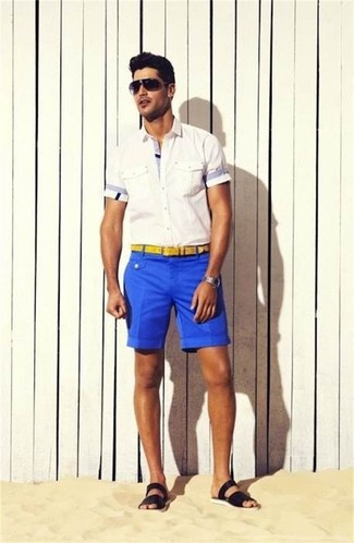 Come indossare e abbinare pantaloncini blu: Vestiti con una camicia a maniche corte bianca e pantaloncini blu per vestirti casual. Per distinguerti dagli altri, mettiti un paio di sandali in pelle marrone scuro.