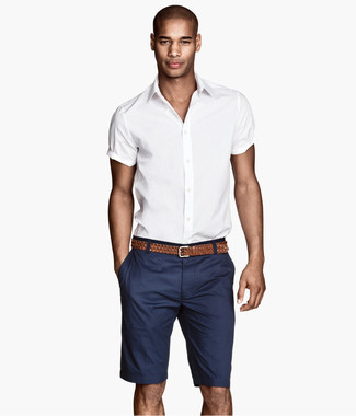 Come indossare e abbinare pantaloncini blu scuro: Combina una camicia a maniche corte bianca con pantaloncini blu scuro per un outfit comodo ma studiato con cura.