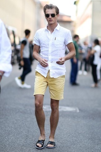 Look alla moda per uomo: Camicia a maniche corte bianca, Pantaloncini gialli, Sandali in pelle neri, Occhiali da sole neri