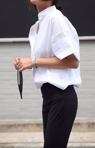 Come indossare e abbinare una pochette nera: Prova ad abbinare una camicia a maniche corte bianca con una pochette nera per un pigro brunch domenicale.