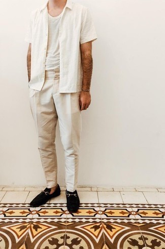 Look alla moda per uomo: Camicia a maniche corte bianca, T-shirt girocollo bianca, Chino beige, Mocassini eleganti in pelle scamosciata neri