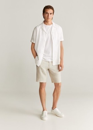 Look alla moda per uomo: Camicia a maniche corte bianca, T-shirt girocollo bianca, Pantaloncini beige, Sneakers basse di tela bianche
