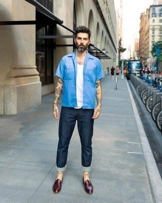 Quale canotta indossare con jeans blu scuro: Scegli una canotta e jeans blu scuro per un look perfetto per il weekend. Scegli uno stile classico per le calzature e scegli un paio di mocassini eleganti in pelle bordeaux.