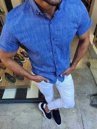 Quale jeans indossare con una camicia a maniche corte blu per un uomo di 30 anni in modo casual: Prova a combinare una camicia a maniche corte blu con jeans per un look spensierato e alla moda. Sneakers basse di tela blu scuro sono una gradevolissima scelta per completare il look.