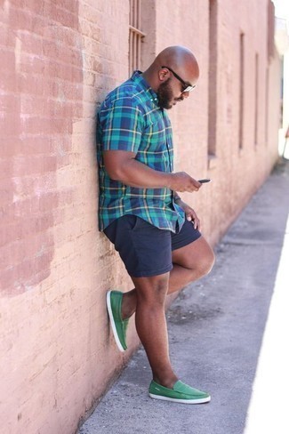 Come indossare e abbinare scarpe eleganti verdi in modo smart-casual: Questa combinazione di una camicia a maniche corte scozzese blu e pantaloncini blu scuro è perfetta per il tempo libero. Calza un paio di scarpe eleganti verdi per dare un tocco classico al completo.