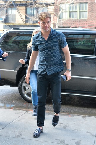Look di Chris Pine: Camicia a maniche corte stampata blu scuro, Chino blu scuro, Mocassini eleganti in pelle blu scuro, Orologio argento