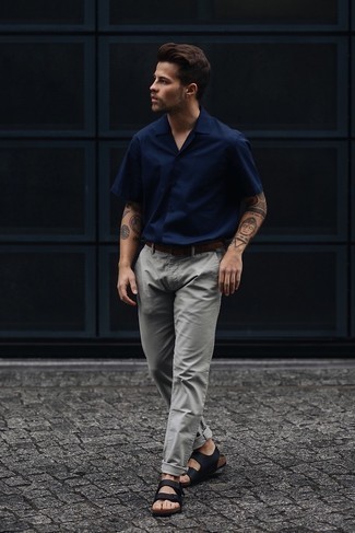 Quale chino indossare con sandali neri: Abbina una camicia a maniche corte blu scuro con chino per un look spensierato e alla moda. Per un look più rilassato, scegli un paio di sandali neri come calzature.