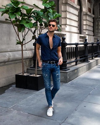 Come indossare e abbinare jeans blu scuro con una camicia a maniche corte blu scuro: Potresti combinare una camicia a maniche corte blu scuro con jeans blu scuro per vestirti casual. Rifinisci questo look con un paio di sneakers basse bianche.