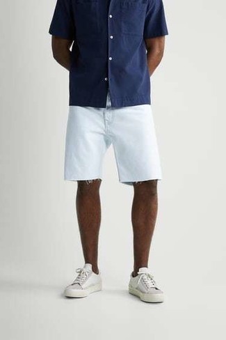 Come indossare e abbinare pantaloncini di jeans bianchi in modo casual: Potresti indossare una camicia a maniche corte blu scuro e pantaloncini di jeans bianchi per vestirti casual. Sneakers basse di tela bianche sono una interessante scelta per completare il look.