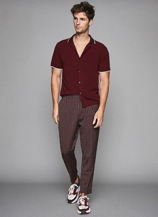Look alla moda per uomo: Camicia a maniche corte bordeaux, Chino a righe verticali bordeaux, Scarpe sportive multicolori