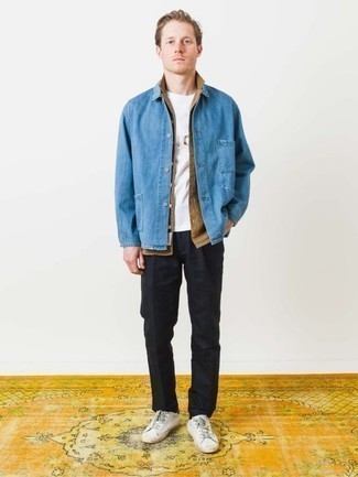 Quale chino indossare con una camicia di jeans blu in autunno 2024: Coniuga una camicia di jeans blu con chino per un look semplice, da indossare ogni giorno. Sneakers basse di tela bianche sono una interessante scelta per completare il look. È splendida scelta per le temperature autunnali!