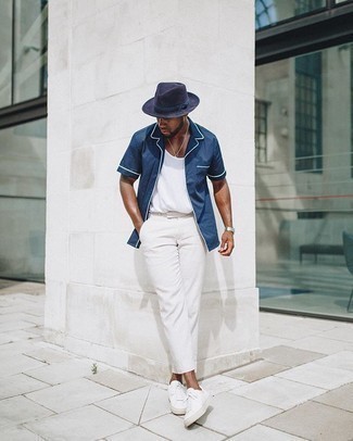 Come indossare e abbinare un borsalino blu in modo casual: Per un outfit della massima comodità, potresti combinare una camicia a maniche corte blu scuro con un borsalino blu. Scegli un paio di sneakers basse di tela bianche per un tocco virile.