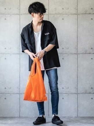 Come indossare e abbinare una borsa arancione in modo rilassato: Mostra il tuo stile in una camicia a maniche corte nera con una borsa arancione per una sensazione di semplicità e spensieratezza. Sfodera il gusto per le calzature di lusso e indossa un paio di sneakers basse di tela nere.