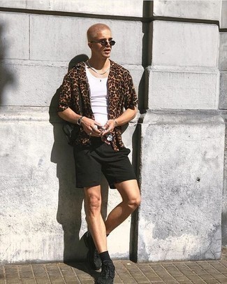 Look alla moda per uomo: Camicia a maniche corte leopardata marrone, Canotta bianca, Pantaloncini neri, Scarpe sportive nere