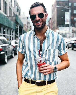 Come indossare e abbinare pantaloni gialli per un uomo di 30 anni: Prova ad abbinare una camicia a maniche corte a righe verticali bianca e blu con pantaloni gialli per un look spensierato e alla moda.