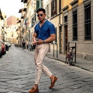 Look alla moda per uomo: Camicia a maniche corte blu, Chino beige, Mocassini con nappine in pelle scamosciata marrone chiaro, Bandana stampata bianca