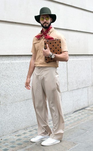 Look alla moda per uomo: Camicia a maniche corte marrone chiaro, Chino beige, Sneakers basse di tela bianche, Bandana rossa