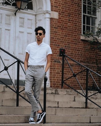 Look alla moda per uomo: Camicia a maniche corte bianca, Chino di lino grigi, Sneakers basse di tela nere e bianche, Occhiali da sole neri