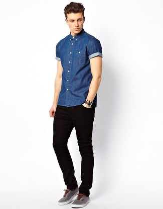 Look alla moda per uomo: Camicia a maniche corte di jeans blu, Jeans neri, Scarpe da ginnastica di tela grigie