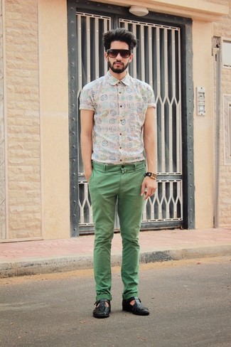 Come indossare e abbinare pantaloni verde menta: Prova a combinare una camicia a maniche corte geometrica bianca con pantaloni verde menta per vestirti casual. Per un look più rilassato, scegli un paio di sandali in pelle tessuti neri come calzature.