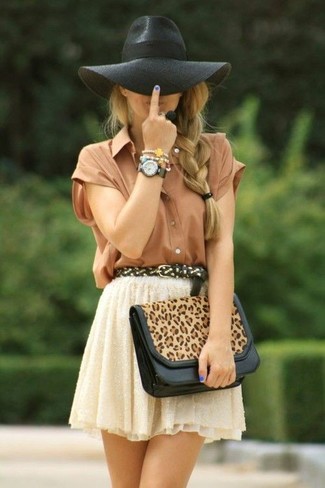 Come indossare e abbinare una pochette leopardata beige per una donna di 30 anni: Prova ad abbinare una camicia a maniche corte di seta marrone con una pochette leopardata beige per un'atmosfera casual-cool.