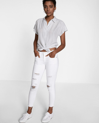 Come indossare e abbinare jeans aderenti bianchi in modo casual: Opta per una camicia a maniche corte grigia e jeans aderenti bianchi e sarai un vero sballo. Scegli uno stile casual per le calzature con un paio di sneakers basse bianche.