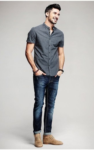 Come indossare e abbinare chukka marrone chiaro: Potresti combinare una camicia a maniche corte grigia con jeans strappati blu scuro per una sensazione di semplicità e spensieratezza. Abbellisci questo completo con un paio di chukka marrone chiaro.