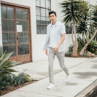 Quale t-shirt girocollo indossare con jeans grigi per un uomo di 20 anni: Scegli una t-shirt girocollo e jeans grigi per affrontare con facilità la tua giornata. Sneakers basse di tela bianche sono una buona scelta per completare il look.