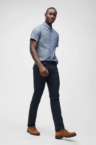 Look alla moda per uomo: Camicia a maniche corte in chambray azzurra, Jeans neri, Scarpe derby in pelle scamosciata terracotta