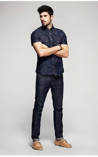 Quale jeans indossare con una camicia a maniche corte blu: Scegli un outfit composto da una camicia a maniche corte blu e jeans per un fantastico look da sfoggiare nel weekend. Perfeziona questo look con un paio di scarpe da barca in pelle marrone chiaro.