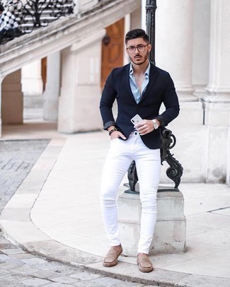 Come indossare e abbinare jeans aderenti bianchi e neri per un uomo di 30 anni: Potresti abbinare una camicia a maniche corte azzurra con jeans aderenti bianchi e neri per un'atmosfera casual-cool. Aggiungi un paio di mocassini eleganti in pelle scamosciata marrone chiaro al tuo look per migliorare all'istante il tuo stile.