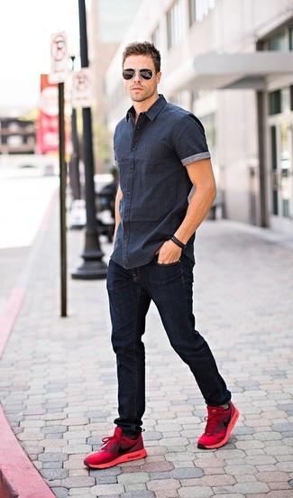 Quale jeans indossare con scarpe sportive rosse e nere: Potresti combinare una camicia a maniche corte grigio scuro con jeans per un'atmosfera casual-cool. Per un look più rilassato, mettiti un paio di scarpe sportive rosse e nere.