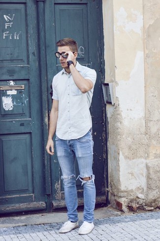 Quale jeans indossare con una camicia a maniche corte grigio scuro: Indossa una camicia a maniche corte grigio scuro e jeans per un look comfy-casual. Sneakers basse grigie sono una splendida scelta per completare il look.