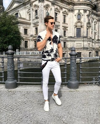 Look alla moda per uomo: Camicia a maniche corte a fiori bianca e nera, Jeans aderenti bianchi, Sneakers basse in pelle bianche, Bandana nera
