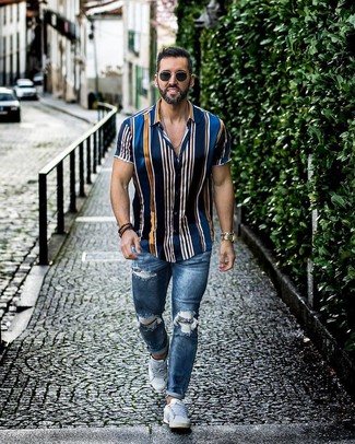 Quale jeans indossare con una camicia a maniche corte blu per un uomo di 20 anni: Potresti combinare una camicia a maniche corte blu con jeans per un'atmosfera casual-cool. Un paio di sneakers basse bianche si abbina alla perfezione a una grande varietà di outfit.