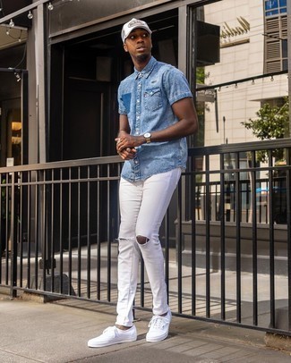 Come indossare e abbinare jeans aderenti con sneakers basse in estate 2024 in modo rilassato: Prova a combinare una camicia a maniche corte di jeans azzurra con jeans aderenti per un'atmosfera casual-cool. Sneakers basse sono una valida scelta per completare il look. Questo è il look fantastico per l’estate.