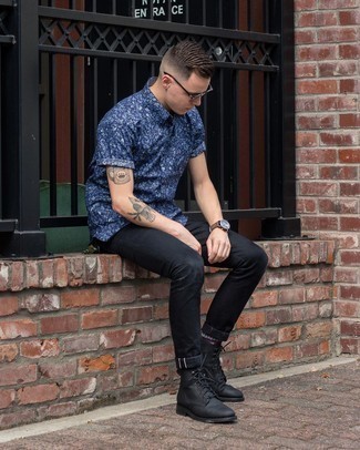 Quale jeans aderenti indossare con una camicia a maniche corte blu scuro in modo casual: Per un outfit della massima comodità, opta per una camicia a maniche corte blu scuro e jeans aderenti. Per le calzature, scegli lo stile classico con un paio di stivali casual in pelle neri.