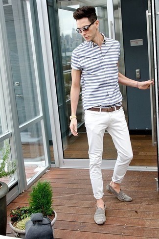 Look alla moda per uomo: Camicia a maniche corte a righe orizzontali bianca e blu, Jeans bianchi, Mocassini eleganti in pelle scamosciata grigi, Cintura in pelle tessuta marrone