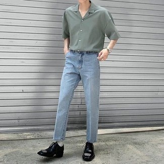 Look alla moda per uomo: Camicia a maniche corte verde menta, Jeans azzurri, Scarpe derby in pelle nere, Orologio argento