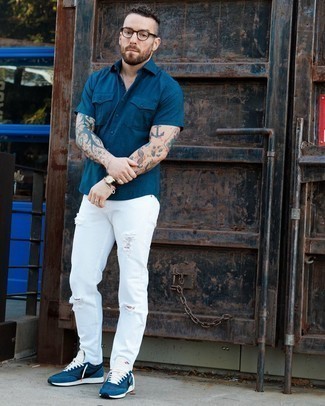 Come indossare e abbinare jeans con scarpe sportive per un uomo di 30 anni in modo rilassato: Scegli un outfit composto da una camicia a maniche corte blu scuro e jeans per un look comfy-casual. Per distinguerti dagli altri, opta per un paio di scarpe sportive.