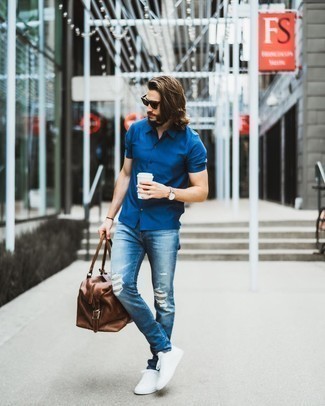 Look alla moda per uomo: Camicia a maniche corte blu, Jeans strappati blu, Sneakers basse di tela bianche, Borsa per lo sport in pelle marrone