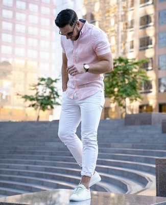 Come indossare e abbinare una camicia a maniche corte rosa in modo casual: Vestiti con una camicia a maniche corte rosa e jeans bianchi per un fantastico look da sfoggiare nel weekend. Sneakers basse in pelle bianche sono una interessante scelta per completare il look.
