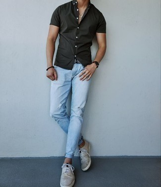 Come indossare e abbinare jeans strappati azzurri in estate 2024 in modo rilassato: Scegli una camicia a maniche corte verde scuro e jeans strappati azzurri per una sensazione di semplicità e spensieratezza. Mostra il tuo gusto per le calzature di alta classe con un paio di sneakers basse di tela grigie. È eccellente scelta per essere elegante questa estate!