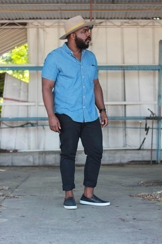 Quale jeans indossare con una camicia a maniche corte acqua per un uomo di 30 anni: Prova ad abbinare una camicia a maniche corte acqua con jeans per un look trendy e alla mano. Sneakers senza lacci in pelle nere sono una interessante scelta per completare il look.
