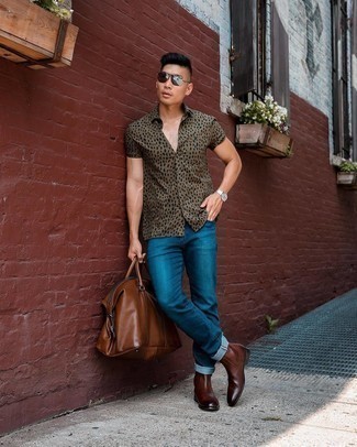 Come indossare e abbinare una camicia leopardata: Potresti combinare una camicia leopardata con jeans blu per un look spensierato e alla moda. Scegli un paio di stivali chelsea in pelle marrone scuro per dare un tocco classico al completo.