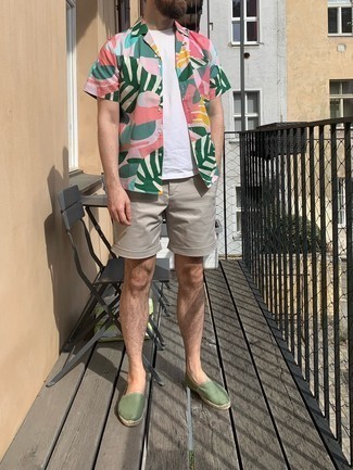 Look alla moda per uomo: Camicia a maniche corte stampata multicolore, T-shirt girocollo bianca, Pantaloncini grigi, Espadrillas di tela verdi