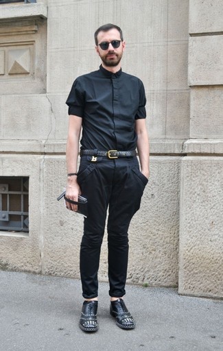 Look alla moda per uomo: Camicia a maniche corte nera, Chino neri, Scarpe oxford in pelle con borchie nere, Cintura in pelle nera