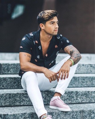 Quale camicia a maniche corte indossare con jeans bianchi per un uomo di 20 anni: Combina una camicia a maniche corte con jeans bianchi per un outfit rilassato ma alla moda. Questo outfit si abbina perfettamente a un paio di sneakers basse rosa.