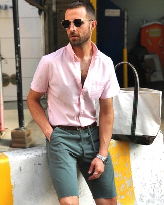 Quale pantaloncini indossare con una camicia a maniche corte rosa per un uomo di 30 anni: Scegli un outfit composto da una camicia a maniche corte rosa e pantaloncini per un pranzo domenicale con gli amici.